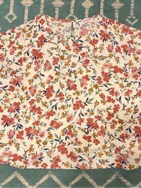 Discount Divas Floral Oversized Top - Cream with Coral & Navy Flowers